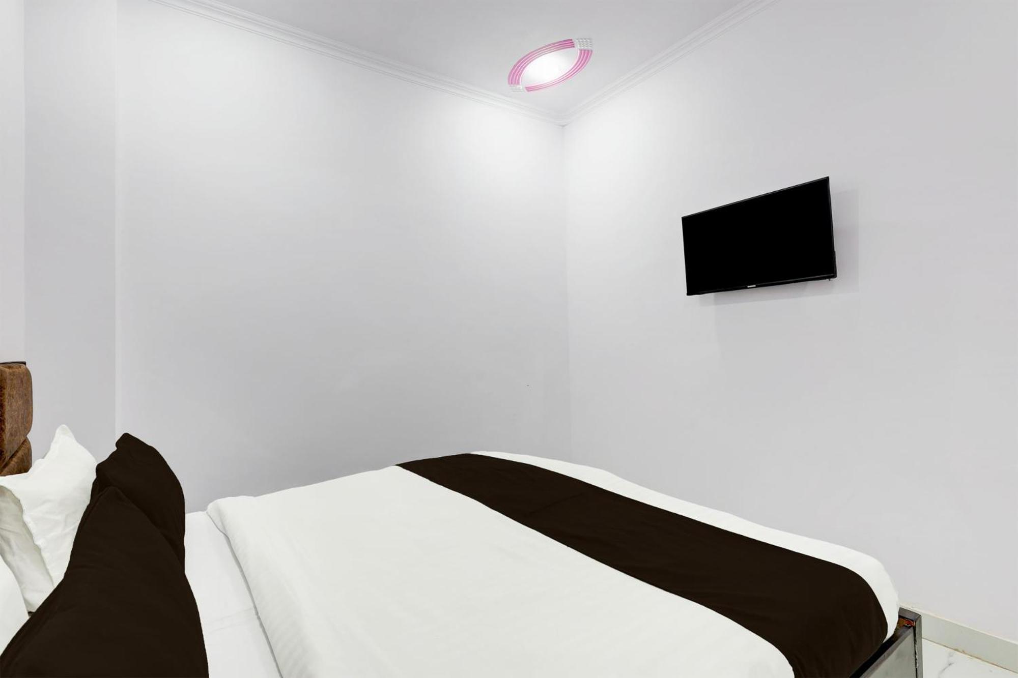 Hotel The Arrow Near Paschim Vihar Delhi  Exterior photo
